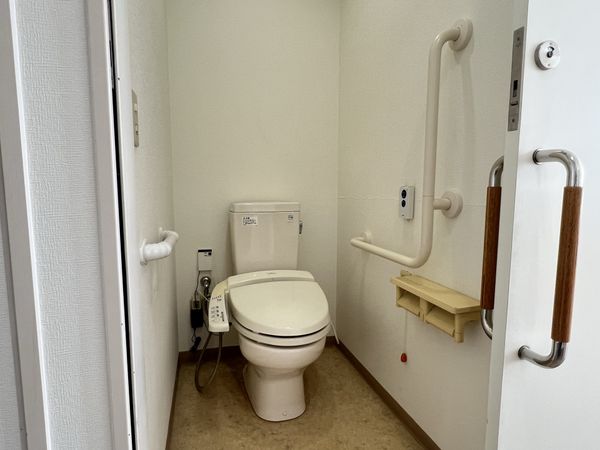 バリアフリー設計のトイレ