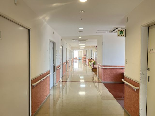 広々とした廊下 廊下 手すりが設けられた清潔で明るい廊下です。廊下の突き当たりには休憩できるスペースもあり、安心してお過ごしいただけます。