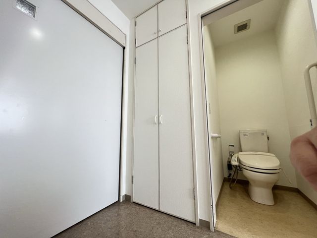 ゆったり移動可能なトイレ トイレ 手すり付きで広々としたトイレは、安心してご利用いただけるよう配慮されています。