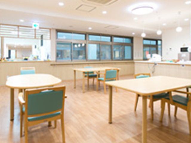 居心地の良いダイニング ダイニングルーム 温かみのあるダイニングルームです。明るく開放的な空間で食事の時間をお過ごしいただけます。