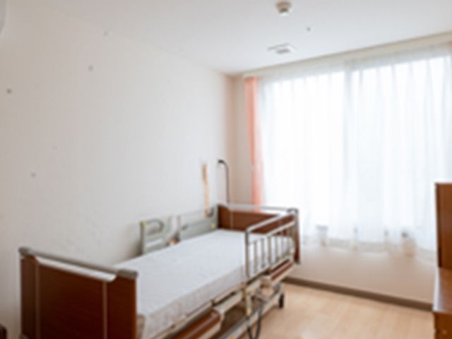 居心地の良い居室 居室 ゆったりとしたベッドと暖かみのある窓辺が特徴のお部屋です。明るく快適な空間でお過ごしいただけます。