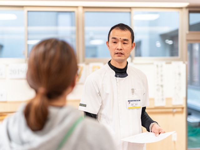 スタッフと利用者の対話 スタッフイメージ スタッフの方が、丁寧な説明を行っている様子です。こちらの安心できる対応が魅力です。
