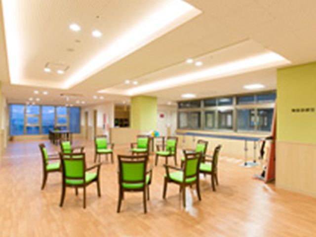 広々とした共有スペース ラウンジ ゆったりとした椅子が並ぶ共有スペースです。こちらでくつろぎながら、交流を深めることができます。