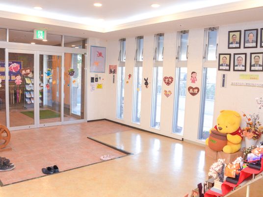 多くのものが飾られている玄関。くまのぷーさんのぬいぐるみや七段飾りのお雛様、バレンタインの飾りなど、大変賑やか。