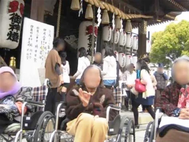 車椅子の方々と行事 レクリエーション 車椅子を使用されている方々が集い、共に楽しそうなひと時を過ごしています。団らんやレクリエーションで穏やかな日々を送ることができそうです。
