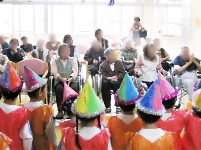 イベント時の賑やかな多目的室 地域交流 イベントで生き生きとした時間を過ごしている様子が伝わる多目的室です。明るい笑顔が印象的な空間でのお仕事をご検討ください。