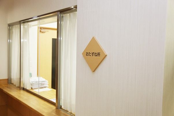 タオルが置かれたおむつ交換所