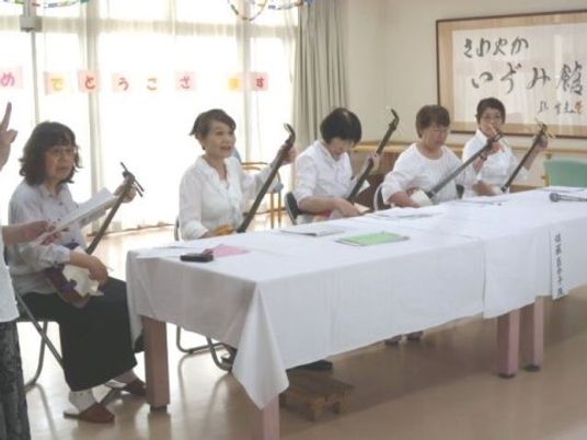 活動風景を演じる人々