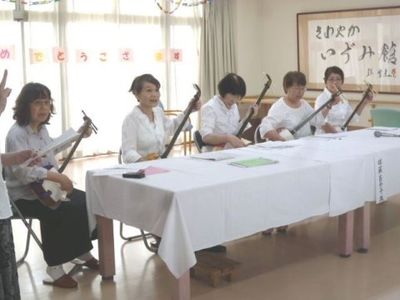 活動風景を演じる人々