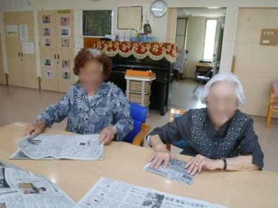 新聞を読む利用者たち