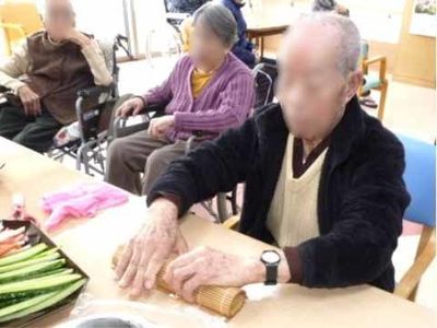 手作業を行う高齢者たち