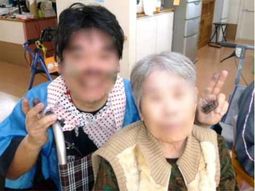 笑顔の利用者と職員