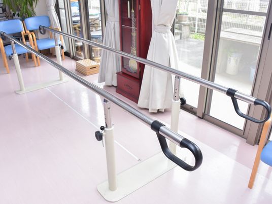 機能訓練室の歩行練習器具