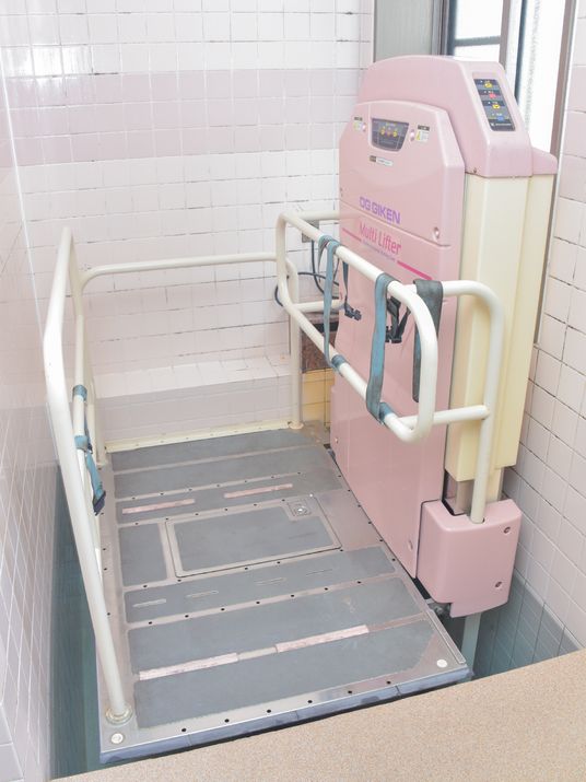 浴室用リフト設備