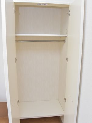 開いた空のクローゼット