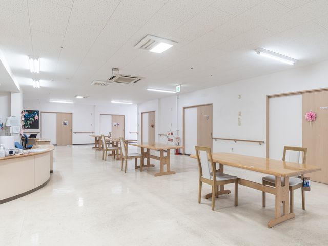 テーブルのある広間 多目的室 明るく広々とした空間が広がる多目的室です。自由にテーブルを囲んで交流できます。
