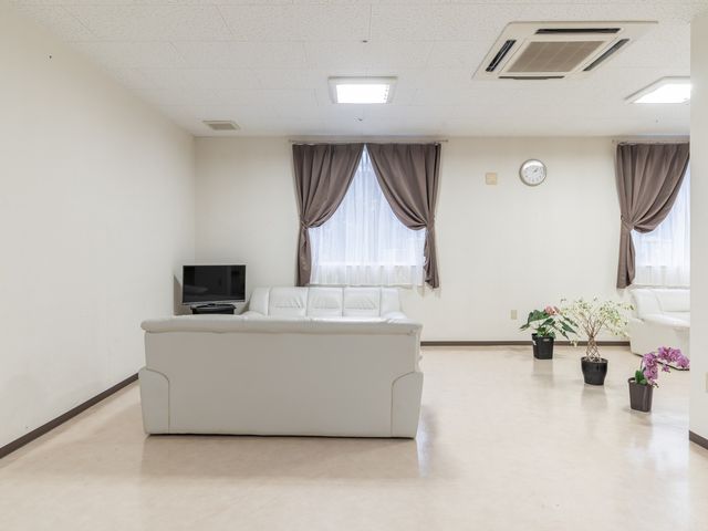 明るいラウンジ ラウンジ 広々としたラウンジでは、自然光が差し込む中でゆったりとした時間を過ごせます。白いソファと観葉植物が落ち着きを演出しています。