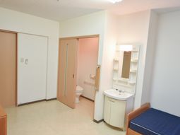 清潔な洗面台とトイレ