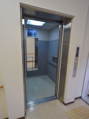 スライドドア付きエレベーター
