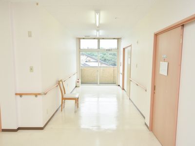 明るく清潔な廊下