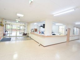 明るい受付のあるエントランス