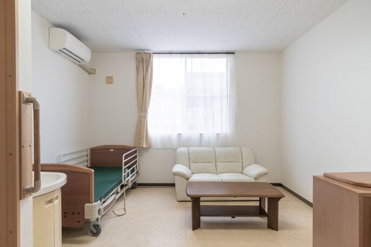 白い壁の居室