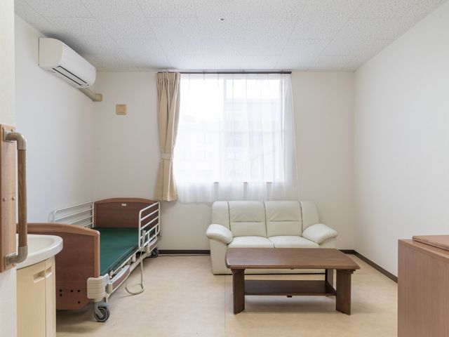 白い壁の居室 居室 広々とした居室は、明るい自然光が差し込み、穏やかな環境でリラックスできます。