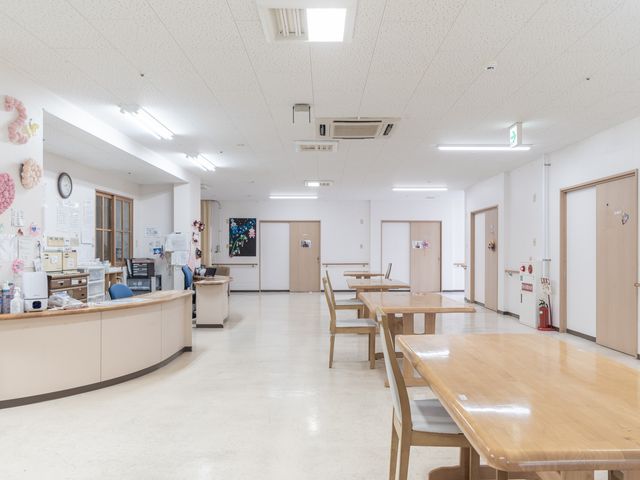 広々とした食堂 食堂 自然光が降り注ぐ広々とした空間です。快適に過ごしやすい環境となっています。