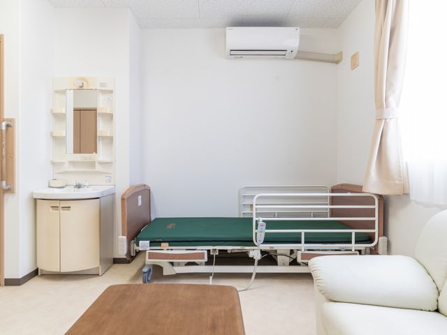 居心地の良い居室 居室 明るい自然光が差し込む居心地の良い空間です。快適なベッドと椅子でリラックスできます。
