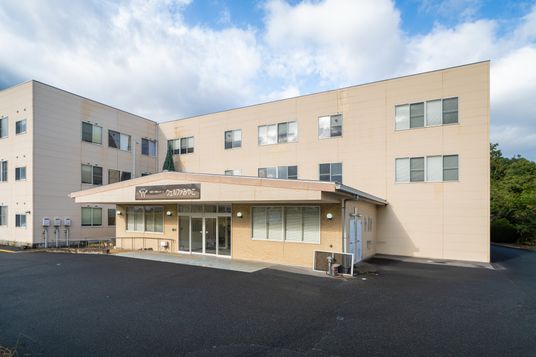 広い建物の外観
