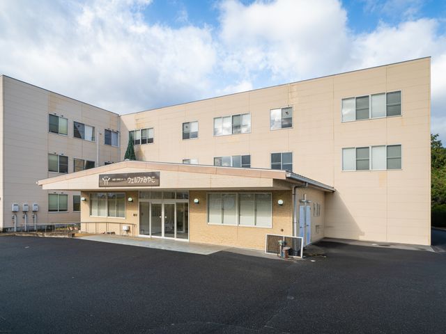 広い建物の外観 外観 自然に囲まれた静かな環境に佇む広々とした建物です。明るい空模様が印象的です。