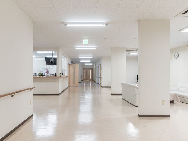 明るい廊下 廊下 白を基調とした明るい廊下です。広々としていて移動がしやすく、快適に利用可能です。