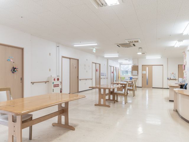 明るい廊下 廊下 広々としたスペースの廊下は、自然光が差し込む明るい雰囲気です。快適に移動できます。