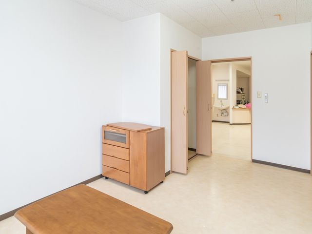 明るい部屋の居室 居室 ナチュラルな木製家具が配置された明るい居室です。広がりのある空間が特徴です。