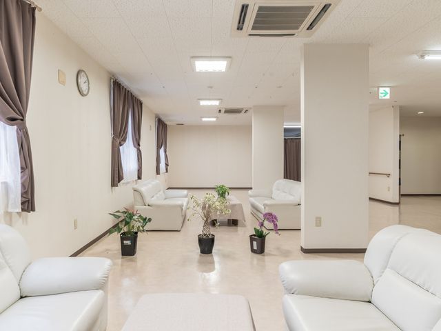 広々としたラウンジ ラウンジ 自然光あふれる広々とした空間で、くつろぎのひとときをお過ごしいただけます。