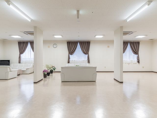広々としたラウンジ ラウンジ 広々としたスペースで、居心地のいいソファが配置されています。自然光が差し込み、落ち着ける雰囲気です。