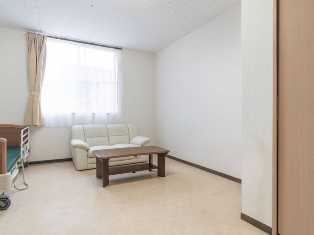 明るい居室 居室 広々として明るい居室です。自然光が差し込み、快適に過ごせる環境が整っています。