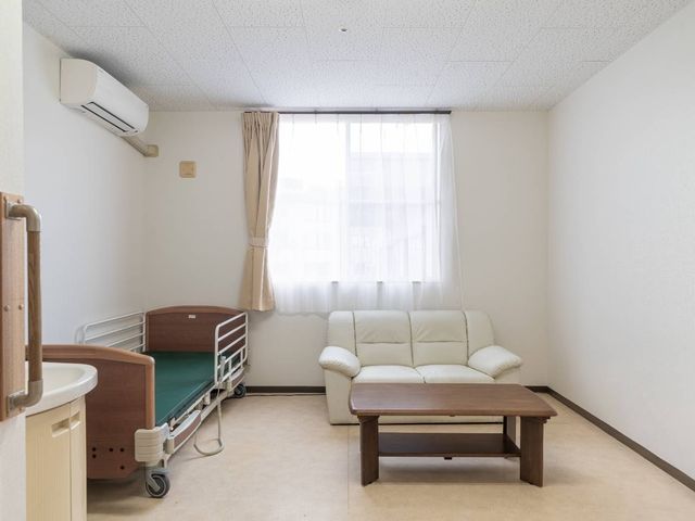 居心地良い居室 居室 日差しが差し込む居室で、ソファでくつろぎながらゆったりとした時間を過ごせます。