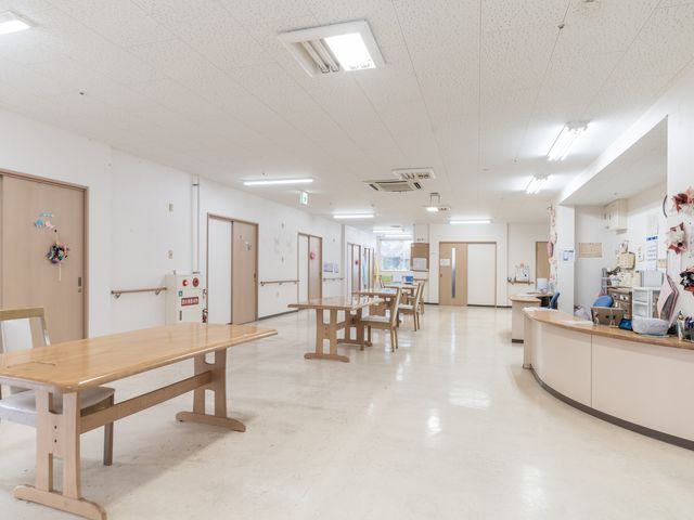 広々としたリビング リビング 広いスペースが確保された明るい空間です。椅子に座りながら、ゆったりと寛げます。