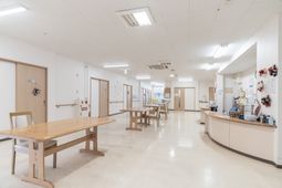 明るい食堂の様子