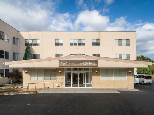 建物の外観 外観 利用者のアクセスがしやすい、広いエントランス前の建物です。清潔で明るい印象を与えます。