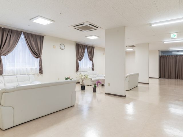 落ち着いた色調のラウンジ ラウンジ 広々とした明るいラウンジでは、リラックスしながら快適に過ごせます。くつろげるソファも完備されています。