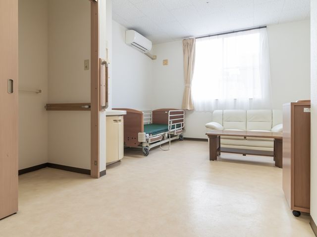広い明るい居室 居室 広々とした居室には、自然光が優しく差し込み、快適に過ごせます。
