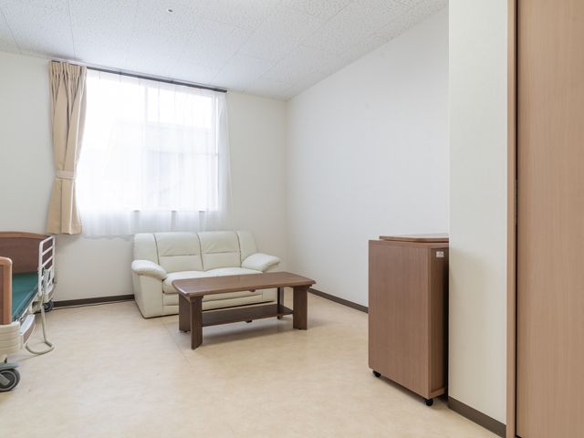 日差し差し込む居室 居室 自然光が豊富に入る快適な空間で、寛ぎのソファと使いやすい収納が備えられています。