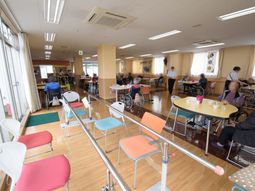 明るい食堂の様子