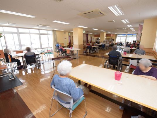 ゆったりした広々とした食堂
