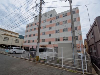 ピンク色の外観建物