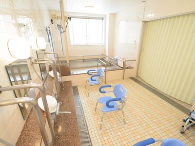 バリアフリー設計の浴室