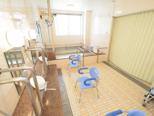 バリアフリー設計の浴室