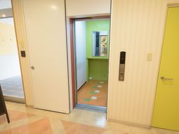 開いたエレベーターの扉